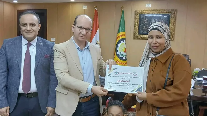 وكيل صحة الدقهلية يكرّم طالبا من ذوي الهمم.. اعرف التفاصيل