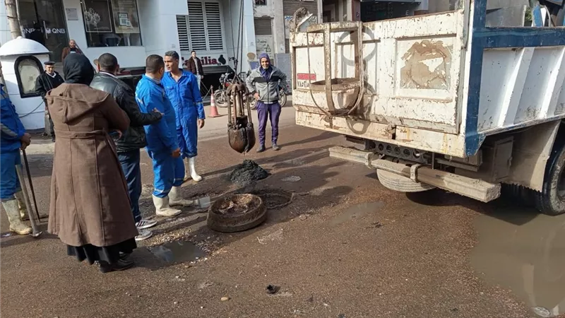 محافظ كفر الشيخ يتابع جهود صيانة شبكة الصرف الصحي بدسوق
