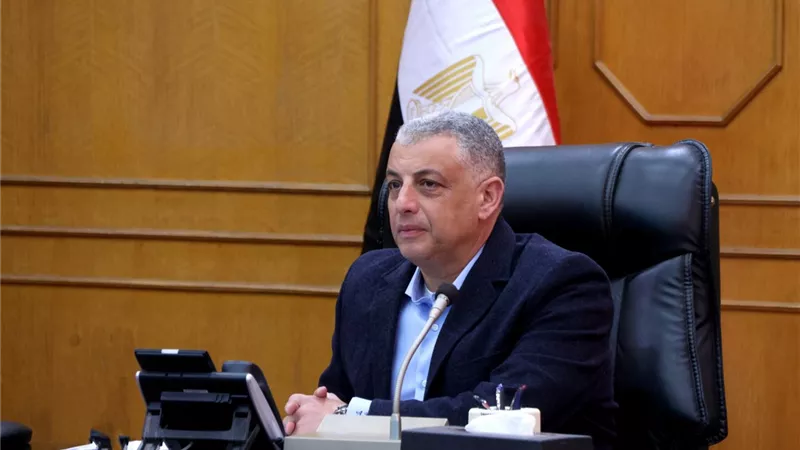محافظ الإسماعيلية يستعرض جهود مبادرة جسور على مدار عام