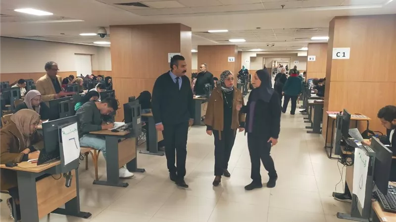 عميدة كلية الألسن بعين شمس تتفقد لجان امتحانات منتصف العام 