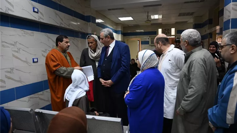 محافظ الغربية يجلس مع المرضى على كراسي الانتظار ويتفقد صيدليات التأمين 