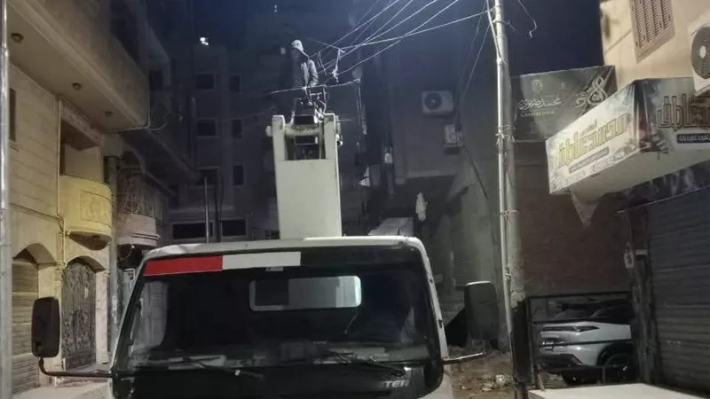 رفع كفاءة منظومة الإنارة العامة بحي شرق ضمن مبادرة «كفر الشيخ بتنور»