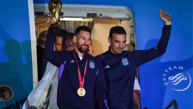 سكالوني يجتمع سرا مع ميسي تمهيدًا لكأس العالم 2026|  ما القصة؟ 