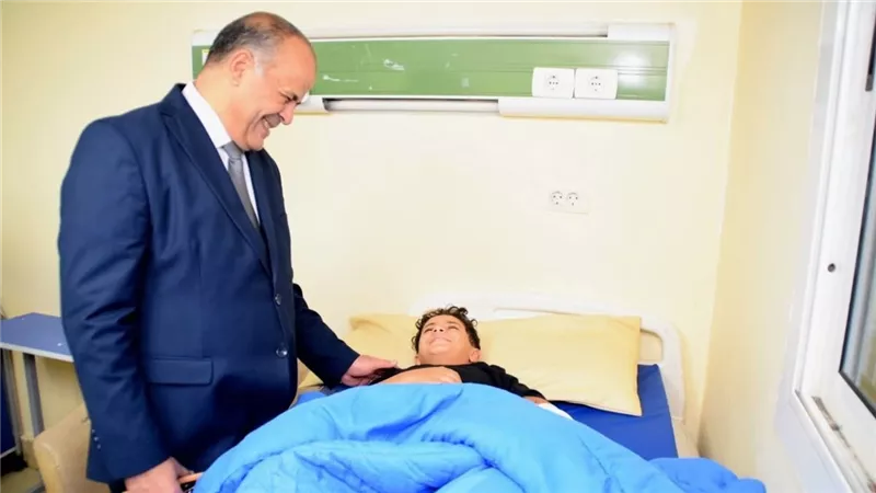 عقره كلب ضال.. وكيل وزارة التعليم ببورسعيد يطمئن على الطالب آدم
