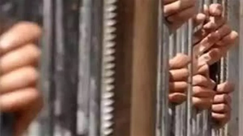 محاكمة شاب بتهمة ابتزاز فتاة بصور فاضحة لرفضها الاستمرار معه.. اليوم
