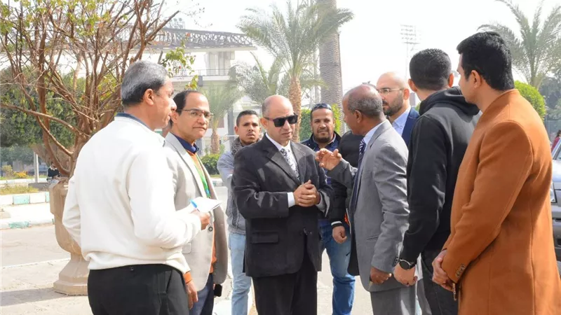 نائب رئيس جامعة أسيوط يتفقد أعمال تجميل الشوارع والمسطحات الخضراء 