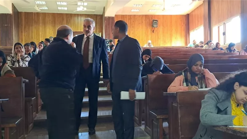 رئيس جامعة أسوان يتفقد امتحانات كلية الآداب.. ويطمئن على مستوى الانضباط