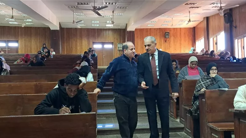 رئيس جامعة أسوان يتفقد امتحانات كلية الآداب وتعليمات براحة الطلاب 