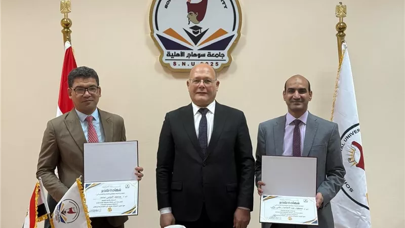 حسان النعماني يكرم أستاذين بكلية العلوم بجامعة سوهاج الأهلية