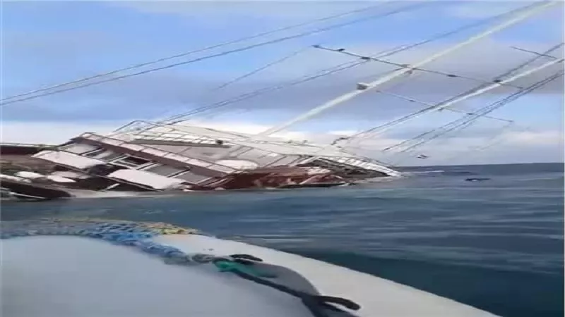 إنقاذ 28 شخصًا بعد جنوح لانش سياحي جنوب البحر الأحمر| فيديو