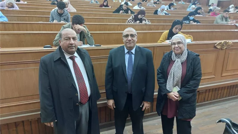 امتحانات جامعة القاهرة: المحمول ممنوع والهدوء مطلوب وتواجد أستاذ المادة 