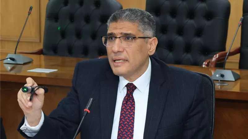  محافظ الجيزة: عدم السماح بإعلانات تحجب الرؤية البصرية لمسارات الطرق