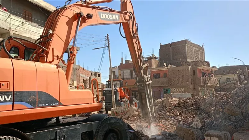 إزالة مسجد الشيخ البغدادي الآيل للسقوط.. ورفع التراكمات من مصرف الحبيل 