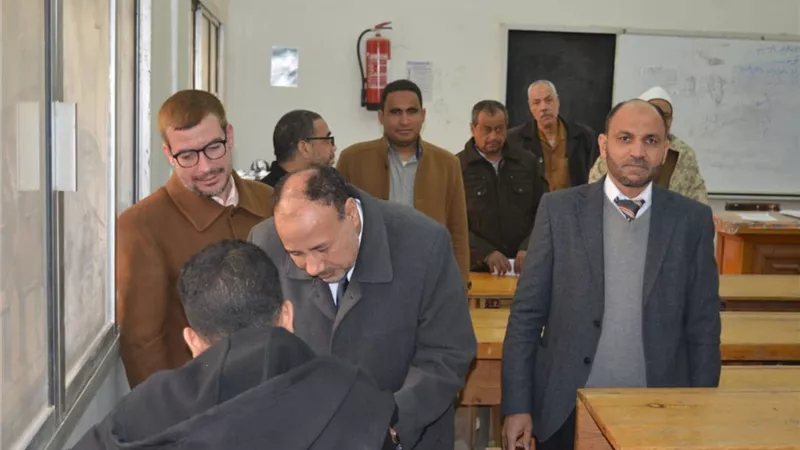 نائب رئيس جامعة الأزهر بأسيوط يواصل متابعة امتحانات الفصل الدراسي الأول 