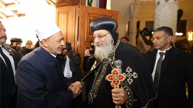 شيخ الأزهر يهنئ البابا تواضروس بعيد الميلاد ويدعو لنشر رسالة الأديان