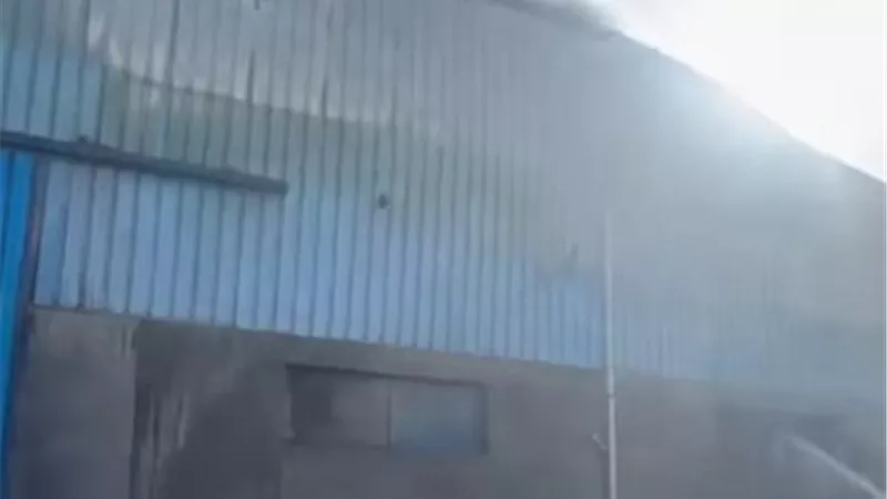 حريق مفاجئ في مصنع بـ6 أكتوبر.. والإطفاء تحاصر النيران