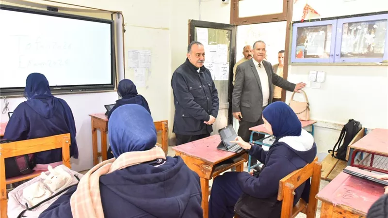 محافظ أسيوط يتفقد لجان امتحان البرمجة والذكاء الاصطناعي بمدرسة الجامعة 