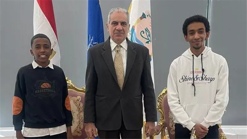 رئيس جامعة أسوان يكرم طالبين متميزين بالمرحلة الثانوية