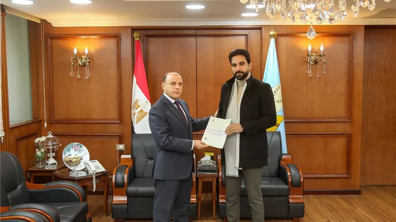 محافظ كفر الشيخ يسلم 9 عقود تقنين أراضي أملاك دولة للمواطنين المستفيدين