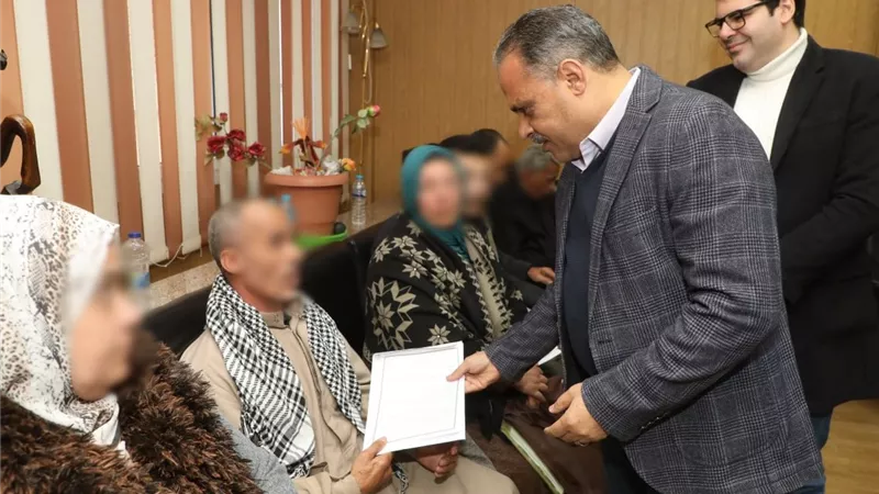 محافظ الشرقية يسلم 30 عقد عمل لذوي الهمم بالقطاع الخاص|صور