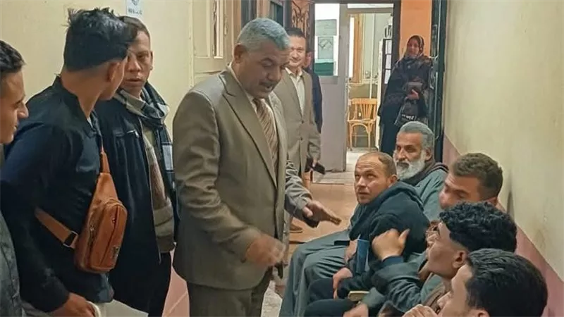 محافظ بني سويف يدعم تشغيل الشباب عبر عقود عمل بالأردن