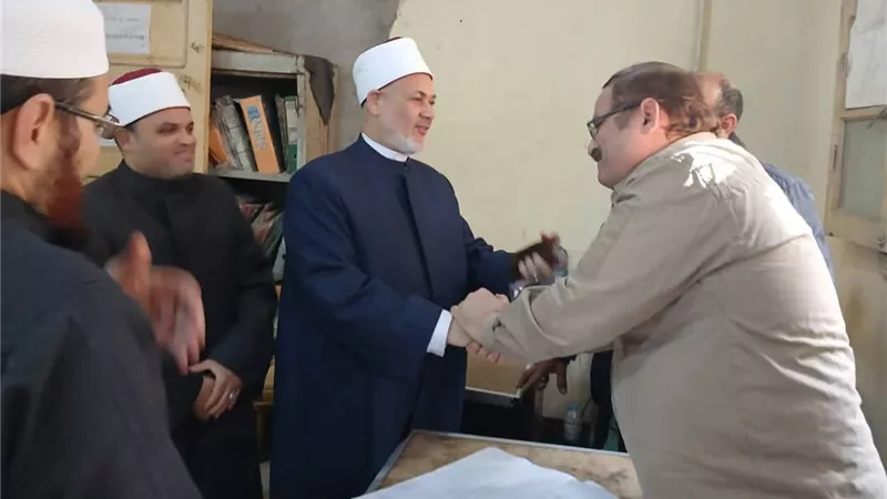 وكيل «أوقاف بني سويف» يؤكد الالتزام بالضوابط وتحسين خدمات المواطنين