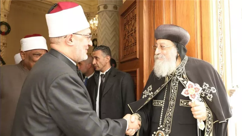 مفتي الجمهورية يهنئ البابا تواضروس: التلاحم الوطني أساس استقرار مصر
