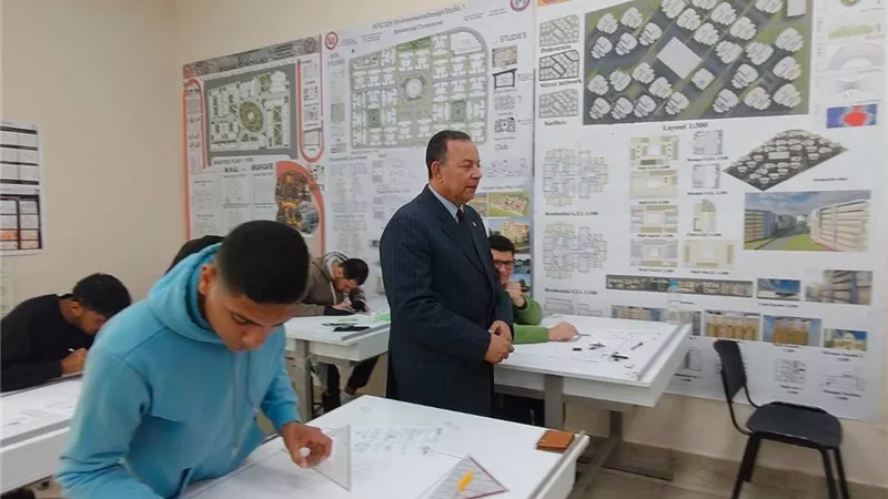 رئيس جامعة المنصورة الجديدة يتفقد لجان امتحانات الفصل الدراسي الأول