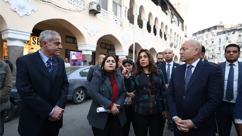 وزيرة التنمية المحلية ومحافظ القاهرة يتفقدان تطوير شارع إبراهيم بالكوربة