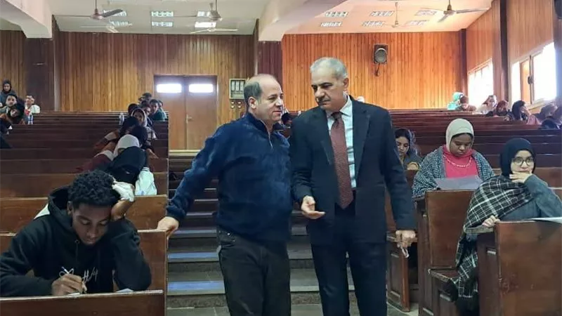 رئيس جامعة أسوان يتفقد امتحانات كلية الآداب