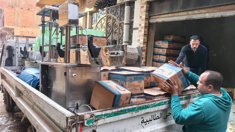 مياه معدنية تحت بير السلم.. إغلاق منشأة تقلد علامة تجارية شهير بالجيزة|صور