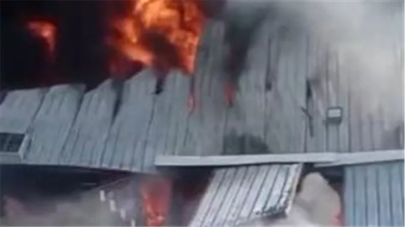 حريق بمصنع بولي للبلاستيك بأكتوبر يسفر عن إصابة 18 شخصا  