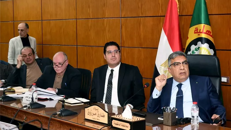 محافظ الدقهلية يترأس اجتماع تقييم مسابقة أجمل مدينة وحي وقرية