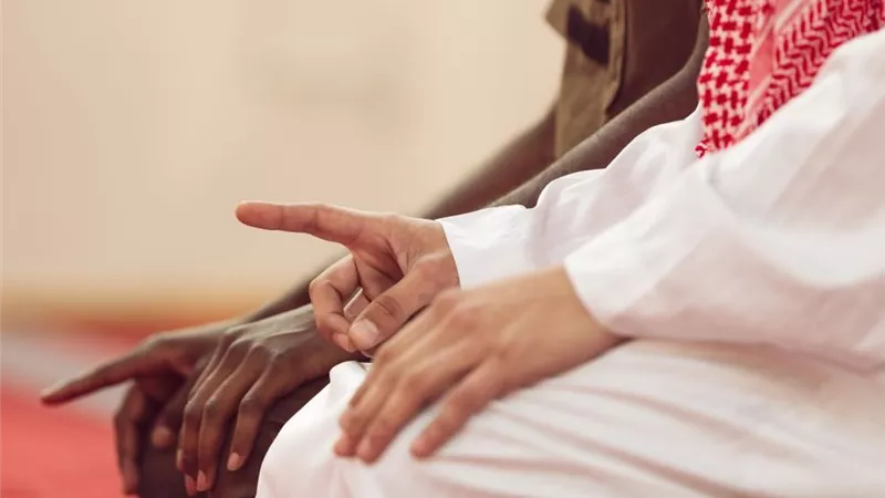 حكم الجماعة مع المأموم الذي يستكمل صلاته.. أمين فتوى يوضح 