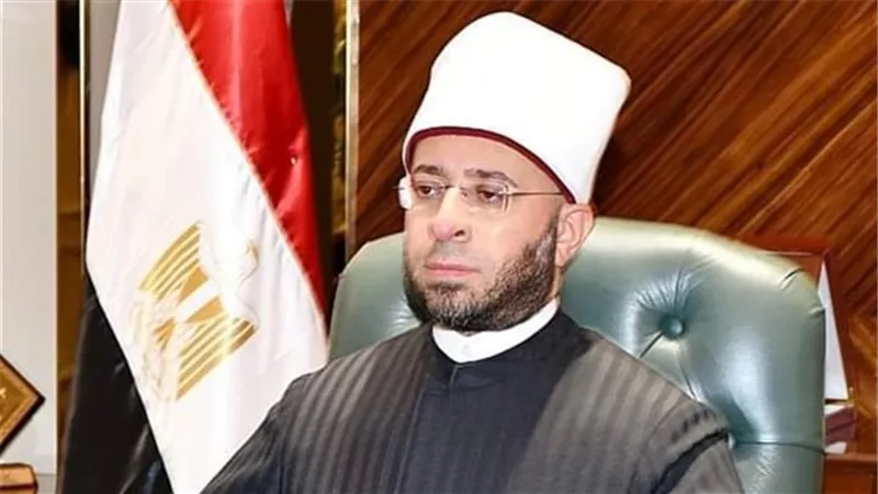 دعما لأهل القرآن .. وزير الأوقاف يهدي الكتب المقررة لدارسي مكاتب التحفيظ