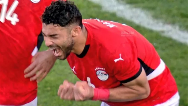 لدغة ياسر إبراهيم تمنح منتخب مصر الهدف الثاني أمام بنين| فيديو 