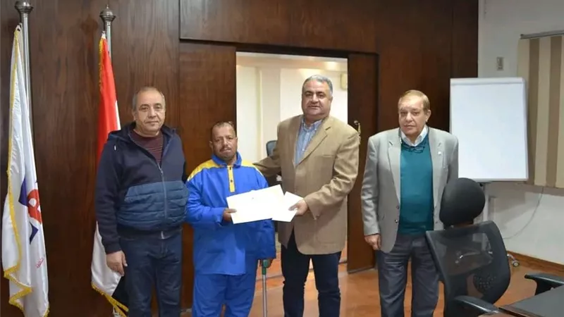عامل بالسكة الحديد يعثر على 20 ألف جنيه ويعيدها لصاحبها