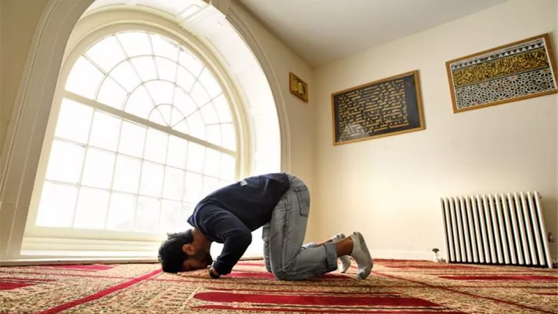 هل يأثم الطالب أو الموظف بتأخير الصلاة عن وقتها؟.. أمين الفتوى يجيب
