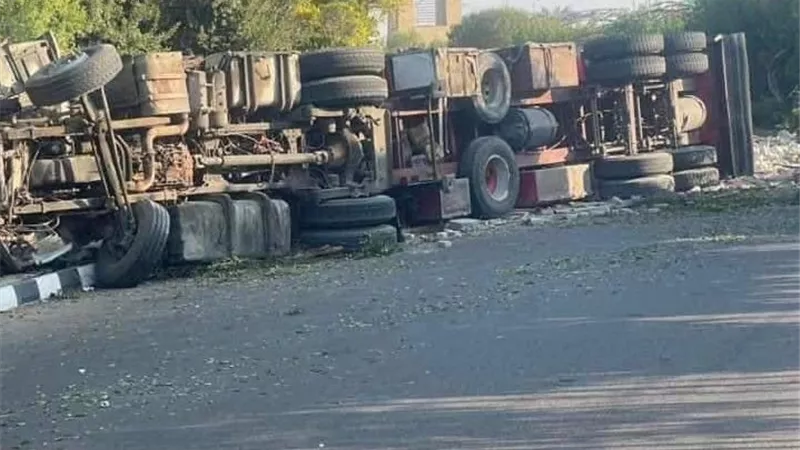 دون إصابات.. اصطدام شاحنة بالرصيف على طريق القاهرة_ الإسكندرية