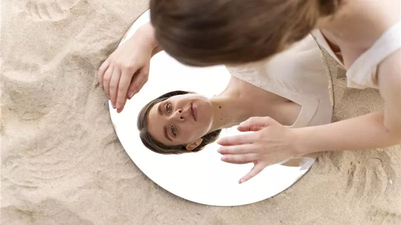 لماذا نسعى إلى المثالية وجلد الذات؟.. تحليل نفسي يجيب
