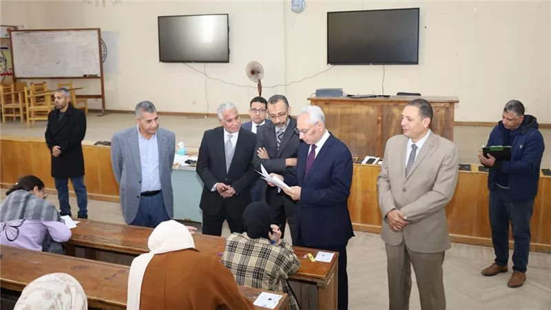 تفاصيل جولة رئيس جامعة المنيا لتفقد امتحانات كلية الطب البيطري