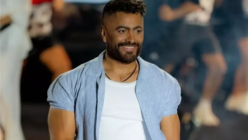 تامر حسني لـ معجبة بكت في حفلته في مدينتي: «هجيبلك سيد سيده»