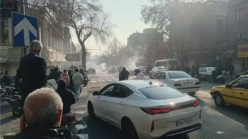 إيران على صفيح ساخن... ضبط أسلحة وعبوات ناسفة وتصاعد الاحتجاجات| تقرير 