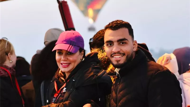الفنانة رانيا يوسف تستمتع برحلة البالون الطائر مع عائلتها في الأقصر|صور