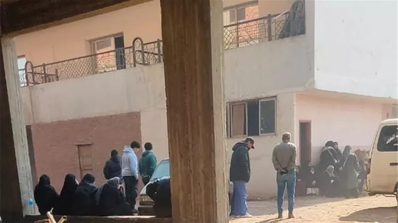مشاهد حزينة من مشرحة بنها.. أهالي ضحايا حريق مصحة الإدمان ينتظرون الجثامين