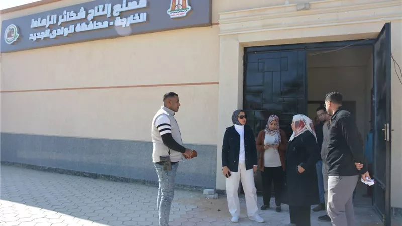 استعدادا لافتتاحه.. نائب محافظ الوادي الجديد تتفقد المجمع الحرفي بالخارجة