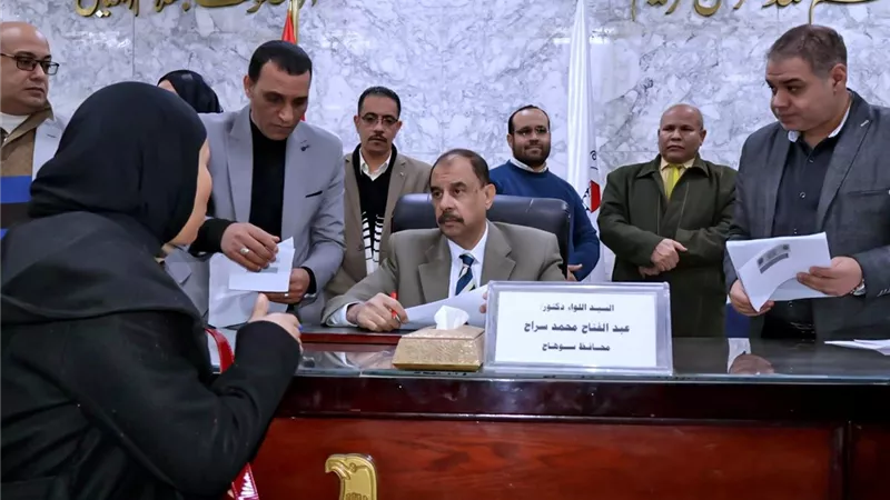 محافظ سوهاج يعقد اللقاء الجماهيري الأسبوعي ويؤكد سرعة فحص الشكاوى