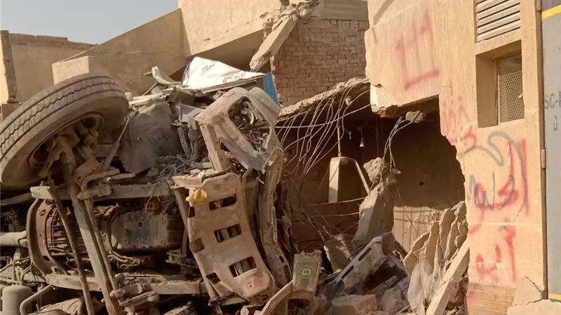 مصرع وإصابة 3 أشخاص إثر انقلاب سيارة تريلا بشق الثعبان|شاهد
