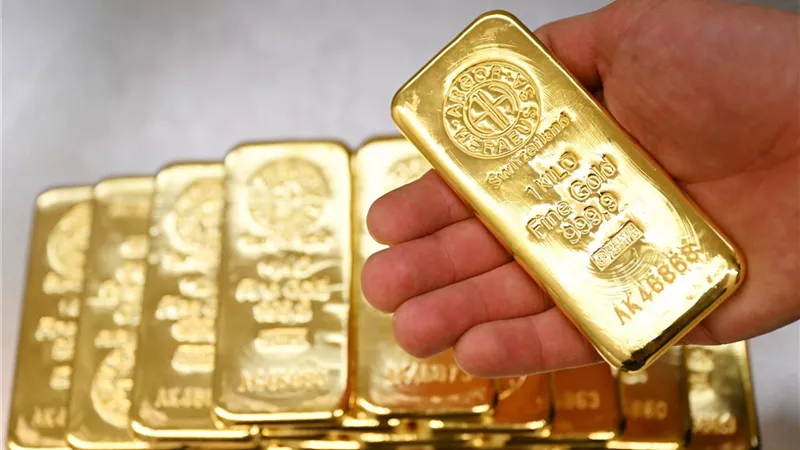 الذهب والفضة يواصلان مكاسبهما بدعم المخاطر الجيوسياسية وتوقعات خفض الفائدة
