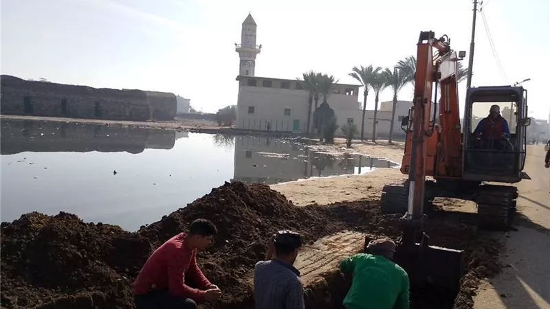 إصلاح كسر بخط طرد الصرف الصحي بمنطقة طابية عرابي بدمياط